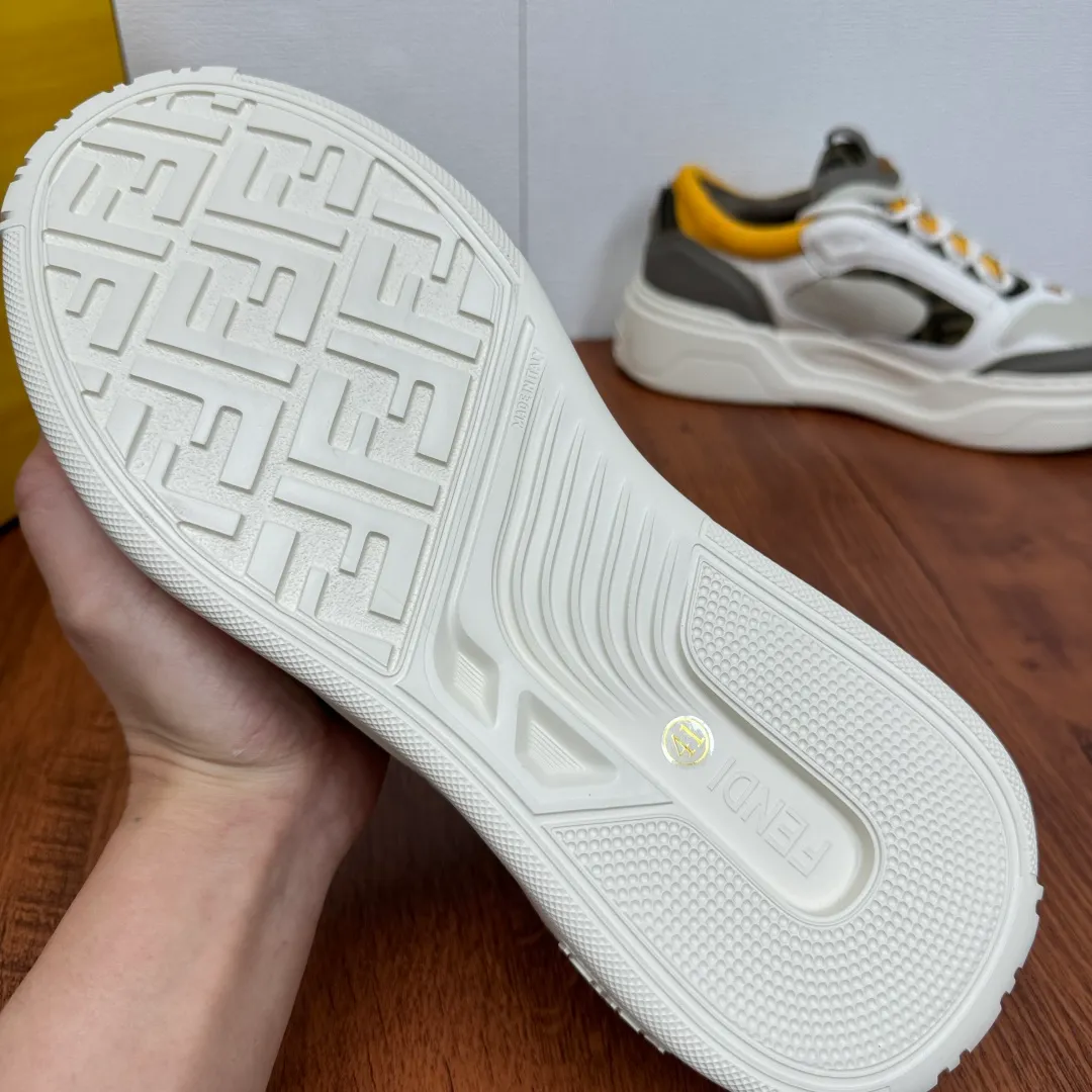 Batch 780 FENDI/FENDI Force men's sports shoes, new thick-soled lightweight lace-up low-top shoes at the counter, made of white full-grain leather and white and brown smooth leather, with padded elements. Brown FF jacquard and yellow technical fabric details. Lightweight, thick white sole with FF graphic details on the toe and heel. Main body of pebbled soft cowhide with Nappa calfskin. Contrasting color multiple composite splicing, extremely modern and youthful, webbing style lace-up hole design, multiple injection molded brand logo plastic modules on the toe, and embroidered FF logo on the side, heavy craftsmanship, full of details, super high quality control and fine workmanship! Full mesh breathable lining, ultra-light TPR foam rubber; molded outsole, lightweight and versatile, non-slip and wear-resistant! Comes with full packaging! Size: 39-40-41-42-43-44 Leather shoe size (can be customized, 38.45 cannot be returned or exchanged) Item number: 7E1728 Brown